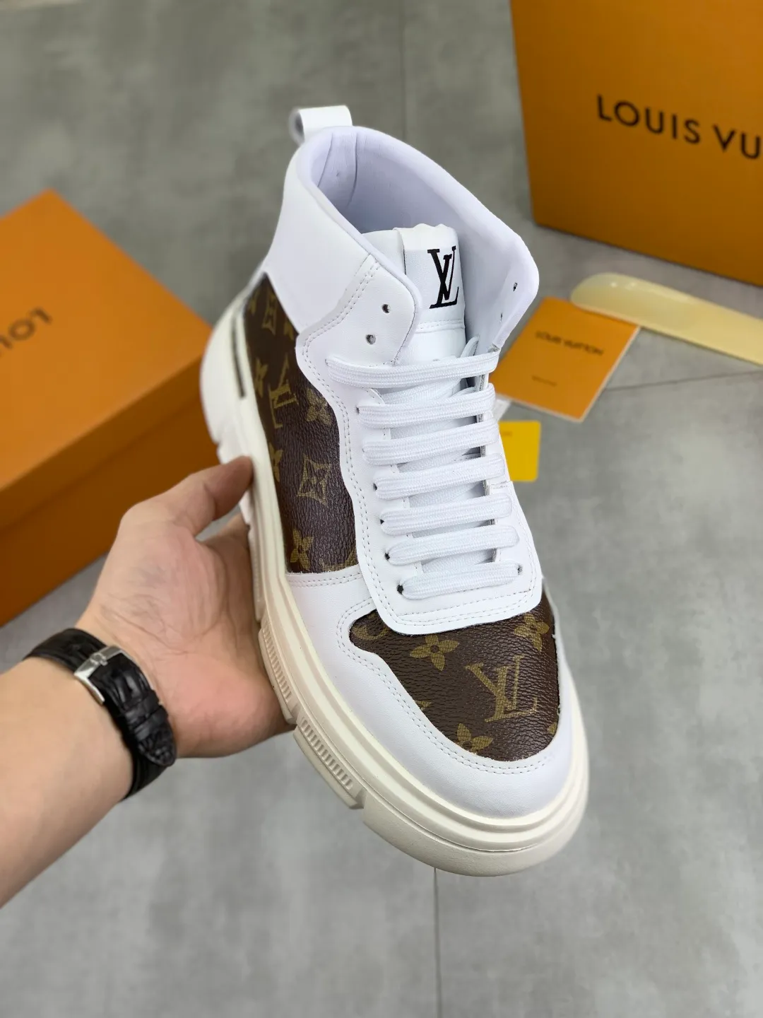 Men's shoes💰P420 💰[New model] (LV) The latest model from the official website🎁🎁Casual and fashionable men's shoes👟, hot style💥The version is simple and elegant, exclusive for trendy men. Unique official website latest brand elements 👑Gucci original decoration, fashionable and generous, the fabric is original frosted calfskin ✅Fully imported first-layer pigskin lining, the official website specifies wear-resistant, lightweight original rubber casual outsole, the classic model is taken in kind🎬38-44 2️⃣ colors available